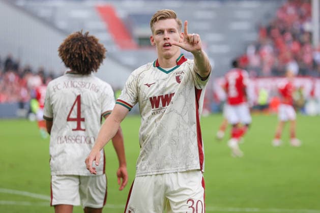 22.08.2026, xtgx, Fussball - DFB Pokal 1.Runde Energie Cottbus - FC Augsburg emspor, v.l. Jubel nach dem 0:1 durch Anton Kade (Augsburg, 30) (DFL DFB REGULATIONS PROHIBIT ANY USE OF PHOTOGRAPHS as IMAGE SEQUENCES and or QUASI-VIDEO) Cottbus *** August 22, 2026, xtgx, Soccer DFB Cup 1st Round Energie Cottbus vs. FC Augsburg emspor, from left: Celebrations after Anton Kade’s 0–1 goal for Augsburg, 30 DFL DFB REGULATIONS PROHIBIT ANY USE OF PHOTOGRAPHS AS IMAGE SEQUENCES AND OR QUASI-VIDEO Cottbus