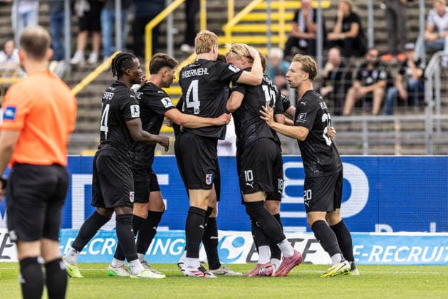 SSV Ulm 1846 Fußball vs. SG Barockstadt Fulda-Lehnerz, Fussball, Regionalliga Südwest, 3. Spieltag, Donaustadion Ulm 22.08.26 Torjubel Jubel Freude nach Treffer Tor Torschuss zum 0:1 für SG Barockstadt Fulda-Lehnerz durch ein Eigentor. Team mannschaft SG Barockstadt Fulda-Lehnerz v.l. Hans Nunoo Sarpei (SG Barockstadt Fulda-Lehnerz, 14), Milian Habermehl (SG Barockstadt Fulda-Lehnerz, 04), Nicolas Wähling (SG Barockstadt Fulda-Lehnerz, 10), Kevin Hillmann (SG Barockstadt Fulda-Lehnerz, 20) SSV Ulm 1846 Fußball vs. SG Barockstadt Fulda-Lehnerz, Fussball, Regionalliga Südwest, 3. Spieltag, Donaustadion Ulm 22.08.26 Foto: Lucca Fundel Ulm Donaustadion Baden-Württemberg Deutschland *** SSV Ulm 1846 Soccer vs. SG Barockstadt Fulda Lehnerz, Soccer, Regionalliga Southwest, Matchday 3, Donaustadion Ulm, August 22, 2026—Goal celebration, jubilation, and joy after SG Barockstadt Fulda Lehnerz scores the opening goal (0–1) via an own goal. SG Barockstadt Fulda Lehnerz team (from left): Hans Nunoo Sarpei, SG Barockstadt Fulda Lehnerz, 14, Milian Habermehl (SG Barockstadt Fulda Lehnerz), 04, Nicolas Wähling, SG Barockstadt Fulda Lehnerz, 10, Kevin Hillmann, SG Barockstadt Fulda Lehnerz, 20, SSV Ulm 1846 vs. SG Barockstadt Fulda Lehnerz, soccer, Regionalliga Südwest, Matchday 3, Donaustadion Ulm, August 22, 2026. Photo by Lucca Fundel, Ulm Donaustadion, Baden-Württemberg, Germany