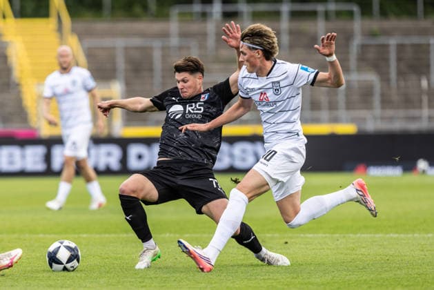 SSV Ulm 1846 Fußball vs. SG Barockstadt Fulda-Lehnerz, Fussball, Regionalliga Südwest, 3. Spieltag, Donaustadion Ulm 22.08.26 v.l. Roko Ivankovic (SG Barockstadt Fulda-Lehnerz, 77), Oliver Wähling (SSV Ulm 1846 Fußball, 10) SSV Ulm 1846 Fußball vs. SG Barockstadt Fulda-Lehnerz, Fussball, Regionalliga Südwest, 3. Spieltag, Donaustadion Ulm 22.08.26 Foto: Lucca Fundel Ulm Donaustadion Baden-Württemberg Deutschland *** SSV Ulm 1846 Soccer vs. SG Barockstadt Fulda Lehnerz, Soccer, Regionalliga Southwest, Matchday 3, Donaustadion Ulm, August 22, 2026, Referee: Roko Ivankovic, SG Barockstadt Fulda Lehnerz, 77, Oliver Wähling SSV Ulm 1846 Soccer, 10 SSV Ulm 1846 Soccer vs. SG Barockstadt Fulda Lehnerz, Soccer, Regionalliga Southwest, Matchday 3, Donaustadion Ulm, August 22, 2026; Photo by Lucca Fundel, Ulm Donaustadion, Baden-Württemberg, Germany