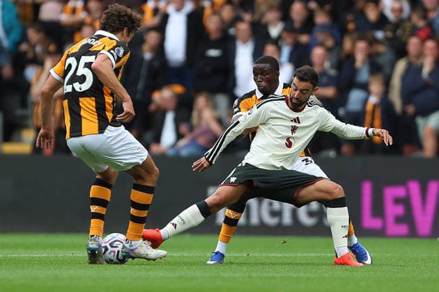 RECORD DATE NOT STATED 22nd August 2026; MKM Stadium, Hull, Yorkshire, England; Premier League Football, Hull City versus Manchester United, ManU Manchester Uniteds Bruno Fernandes battles hard in midfield DavidxLofthouse