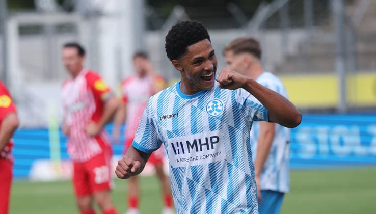 Stuttgart Fußball Regionalliga Südwest , Stuttgarter Kickers vs. SC Freiburg II , Jubel David Udogu ( Kickers ) nach seinem Tor zum 1 : 0 *** Stuttgart Soccer, Regionalliga Southwest; Stuttgarter Kickers vs. SC Freiburg II; David Udogu of the Kickers celebrates after scoring the 1-0 goal
