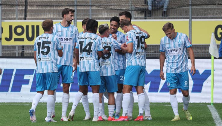 Stuttgart Fußball Regionalliga Südwest , Stuttgarter Kickers vs. SC Freiburg II , Jube Kickers, mitte: David Udogu *** Stuttgart Soccer, Regionalliga Southwest, Stuttgarter Kickers vs. SC Freiburg II, Jube Kickers, David Udogu in the middle