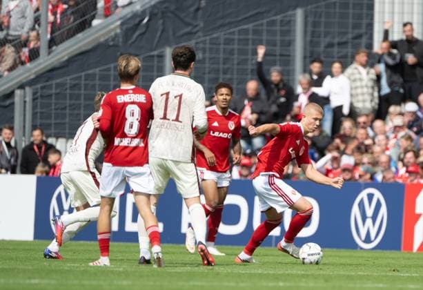Fußball, Herren, Saison 2026 2027, DFB-Pokal (1. Runde), FC Energie Cottbus - FC Augsburg, v. l. Lukas Michelbrink (Energie Cottbus), Michael Gregoritsch (FC Augsburg), Dmytro Bogdanov (Energie Cottbus), 22.08.2026, *** Soccer, Men s, 2026–2027 Season, DFB Cup First Round, FC Energie Cottbus vs. FC Augsburg; from left: Lukas Michelbrink (Energie Cottbus), Michael Gregoritsch (FC Augsburg), Dmytro Bogdanov (Energie Cottbus); August 22, 2026, Copyright: xMatthiasxKochx