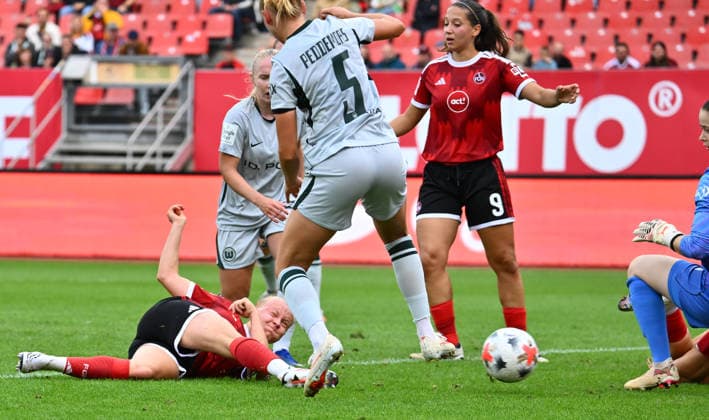 21.08.2026 - Fussball - Saison 2026 2027 - Regionalliga Bayern - 05. Spieltag: SC Eltersdorf SCE ( Quecken ) - SpVgg Greuther Fürth II (Kleeblatt) - - xwoxzix - Keira Bednorz (21, 1. FC Nürnberg FCN ) erzielt Treffer Tor Torschuß zum 2:0 gegen Ella Peddemors (5, VfL Wolfsburg ) *** August 21, 2026 Soccer Season 2026–2027 Bavarian Regional League Matchday 05 SC Eltersdorf vs. SCE Quecken vs. SpVgg Greuther Fürth II Kleeblatt xwoxzix Keira Bednorz 21, 1 FC Nürnberg FCN scores a goal on a shot to make it 2–0 against Ella Peddemors 5, VfL Wolfsburg