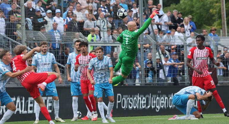 Stuttgart Fußball Regionalliga Südwest , Stuttgarter Kickers vs. SC Freiburg II , Torwart Felix Dornebusch ( Kickers ) *** Stuttgart Soccer, Regionalliga Southwest, Stuttgarter Kickers vs. SC Freiburg II, Goalkeeper Felix Dornebusch (Kickers)