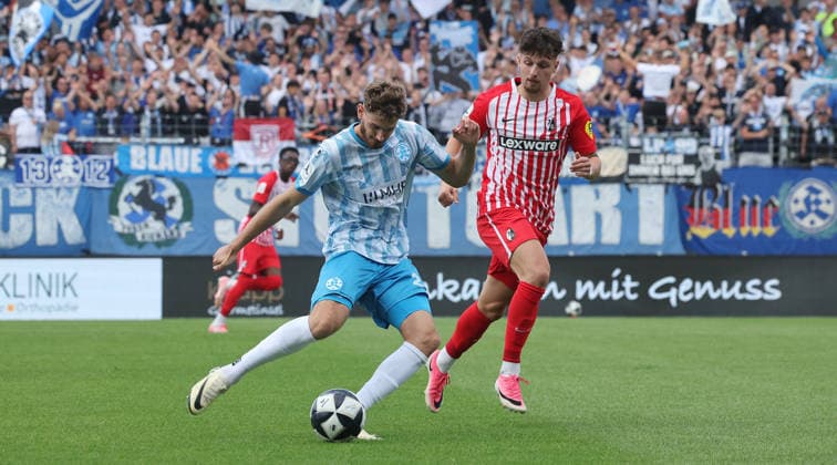 Stuttgart Fußball Regionalliga Südwest , Stuttgarter Kickers vs. SC Freiburg II , von links: Luca trslic ( Kickers ) leon Catak ( Frei ) *** Stuttgart Soccer, Regionalliga Southwest; Stuttgarter Kickers vs. SC Freiburg II; from left: Luca Trslic (Kickers), Leon Catak (Frei)