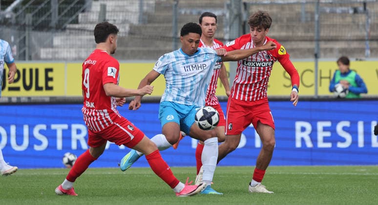 Stuttgart Fußball Regionalliga Südwest , Stuttgarter Kickers vs. SC Freiburg II , mitte: David Udogu ( Kickers ) *** Stuttgart Soccer, Regionalliga Southwest; Stuttgarter Kickers vs. SC Freiburg II; center: David Udogu (Kickers)