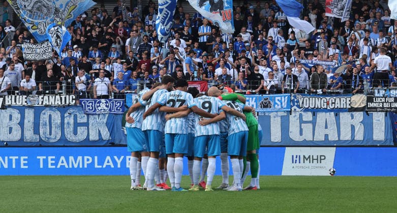 Stuttgart Fußball Regionalliga Südwest , Stuttgarter Kickers vs. SC Freiburg II , Kickers machen vor dem Spiel einen Kreis *** Stuttgart Soccer, Regionalliga Southwest; Stuttgarter Kickers vs. SC Freiburg II; The Kickers form a circle before the game