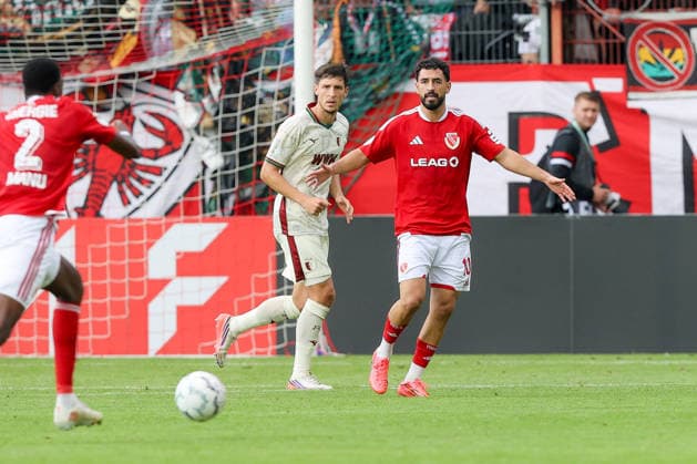 22.08.2026, xtgx, Fussball - DFB Pokal 1.Runde Energie Cottbus - FC Augsburg emspor, v.l. Keven Schlotterbeck (Augsburg, 31), Tolcay Cigerci (Cottbus, 10) Zweikampf, Duell, Kampf, tackle (DFL DFB REGULATIONS PROHIBIT ANY USE OF PHOTOGRAPHS as IMAGE SEQUENCES and or QUASI-VIDEO) Cottbus *** August 22, 2026, xtgx, Soccer DFB Cup 1st Round Energie Cottbus vs. FC Augsburg emspor, from left: Keven Schlotterbeck (Augsburg), 31, Tolcay Cigerci, Cottbus, 10, tackle, duel, battle, DFL DFB REGULATIONS PROHIBIT ANY USE OF PHOTOGRAPHS AS IMAGE SEQUENCES AND OR QUASI-VIDEO, Cottbus