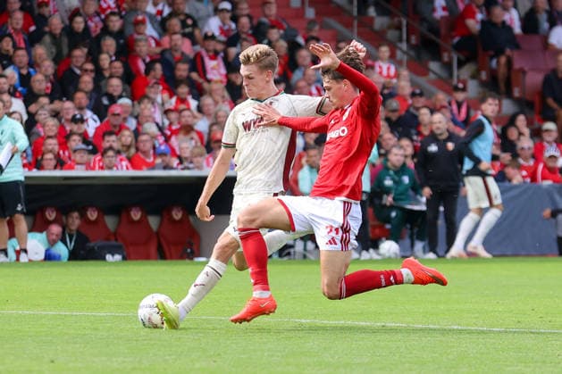 22.08.2026, xtgx, Fussball - DFB Pokal 1.Runde Energie Cottbus - FC Augsburg emspor, v.l. Anton Kade (Augsburg, 30), Luca Erlein (Cottbus, 21) Zweikampf, Duell, Kampf, tackle (DFL DFB REGULATIONS PROHIBIT ANY USE OF PHOTOGRAPHS as IMAGE SEQUENCES and or QUASI-VIDEO) Cottbus *** August 22, 2026, xtgx, Soccer, DFB Cup, First Round, Energie Cottbus vs. FC Augsburg, emspor, from left: Anton Kade (Augsburg), 30, Luca Erlein, Cottbus, 21, tackle, duel, battle, DFL DFB REGULATIONS PROHIBIT ANY USE OF PHOTOGRAPHS AS IMAGE SEQUENCES AND OR QUASI-VIDEO, Cottbus