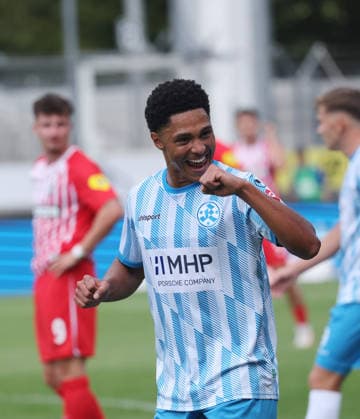 Stuttgart Fußball Regionalliga Südwest , Stuttgarter Kickers vs. SC Freiburg II , Jubel David Udogu ( Kickers ) nach seinem Tor zum 1 0 *** Stuttgart Soccer, Regionalliga Southwest, Stuttgarter Kickers vs. SC Freiburg II; David Udogu of the Kickers celebrates after scoring the 1-0 goal