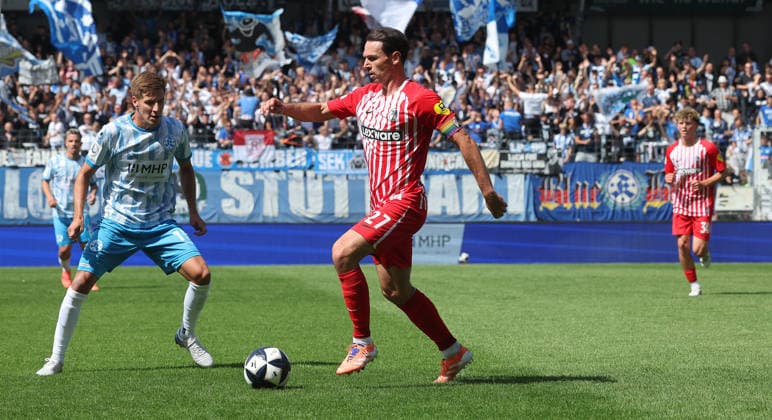 Stuttgart Fußball Regionalliga Südwest , Stuttgarter Kickers vs. SC Freiburg II , von links: Nico Blank ( Kickers ) Nicolas Höfler ( Frei ) *** Stuttgart Soccer, Regionalliga Southwest, Stuttgarter Kickers vs. SC Freiburg II; from left: Nico Blank (Kickers), Nicolas Höfler (Freiburg)