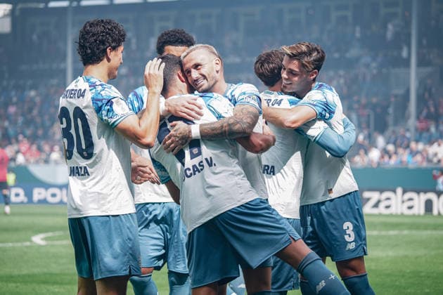 Deutschland: Fussball Saison 2026 2027 , DFB-Pokal Runde 1 1. Runde , SV Wehen Wiesbaden vs. Bayer Leverkusen - Brita-Arena (Wiesbaden) : Mannschaft jubelt zum 0:2, Tor, Torjubel, Jubel, Freude, Emotionen Wiesbaden Brita-Arena Deutschland Germany *** Germany Soccer Season 2026–2027, DFB Cup Round 1, SV Wehen Wiesbaden vs. Bayer Leverkusen, Brita Arena, Wiesbaden—Team celebrates a 0–2 lead; goal, goal celebration, cheers, joy, emotions, Wiesbaden, Brita Arena, Germany Copyright: xBennetxLongx