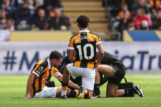 Premier League: Hull City v Manchester United, ManU Lewis Coyle of Hull City receives treatment during the Premier League match Hull City vs Manchester United at MKM Stadium, Hull, United Kingdom on 22 August 2026 (Photo by Alfie Cosgrove News Images) Hull MKM Stadium East Riding of Yorkshire United Kingdom Copyright: xAlfiexCosgrove NewsxImagesx