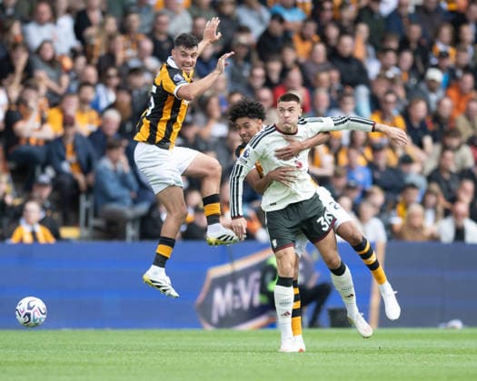 Hull City v Manchester United, ManU Premier League John Egan (left) and Lucas Herrington of Hull City clash with Benjamin Å eÅ¡ko of Manchester United during the Premier League match between Hull City and Manchester United at the MKM Stadium, Hull. 22 08 2026 UK Newspapers OUT Copyright: xMattxWilkinsonx FIL-23804-0132