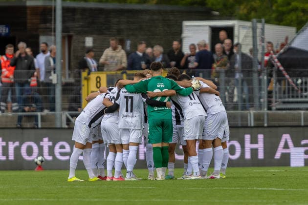 Spielerkreis vor dem Anpfiff Teamkreis Motivation VfR Aalen, GER, VfR Aalen vs. SG Eintracht Frankfurt II, Fussball, Herren, Regionalliga Suedwest, 3. Spieltag, Spielzeit 2026 2027, 22.08.2026, DFL DFB REGULATIONS PROHIBIT ANY USE OF PHOTOGRAPHS AS IMAGE SEQUENCES AND OR QUASI-VIDEO, GER, VfR Aalen vs. SG Eintracht Frankfurt II, Fussball, Herren, Regionalliga Suedwest, 3. Spieltag, Spielzeit 2026 2027, 22.08.2026 Aalen *** Players gathered in a circle before kickoff; team huddle; motivation; VfR Aalen, GER; VfR Aalen vs. SG Eintracht Frankfurt II; soccer; men’s; Regionalliga Southwest; Matchday 3; 2026–2027 season, August 22, 2026, DFL and DFB regulations prohibit any use of photographs as image sequences and or quasi-video, GER, VfR Aalen vs. SG Eintracht Frankfurt II, Soccer, Men’s, Regionalliga Southwest, Matchday 3, 2026–2027 Season, August 22, 2026, Aalen Copyright: xEibner-Pressefoto JanixPlessx EP_JPL