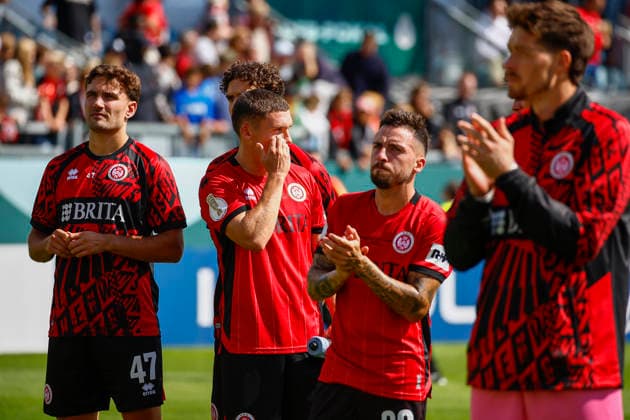 22.08.2026, xavx, Fussball DFB Pokal 1.Runde, SV Wehen Wiesbaden - Bayer 04 Leverkusen v.l. David Suarez (SV Wehen Wiesbaden), Niklas May (SV Wehen Wiesbaden), Sinan Karweina (SV Wehen Wiesbaden) enttaeuscht, enttaeuscht schauend, dissapointed Wiesbaden *** August 22, 2026, xavx, Soccer DFB Cup 1st Round, SV Wehen Wiesbaden vs. Bayer 04 Leverkusen: David Suarez (SV Wehen Wiesbaden), Niklas May (SV Wehen Wiesbaden), Sinan Karweina (SV Wehen Wiesbaden) look disappointed, appear disappointed, disappointed Wiesbaden