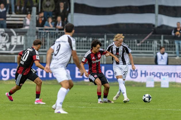 Zweikampf Vico Meien (VfR Aalen, 27) Ebu Bekir Is (Eintracht Frankfurt II, 06), GER, VfR Aalen vs. SG Eintracht Frankfurt II, Fussball, Herren, Regionalliga Suedwest, 3. Spieltag, Spielzeit 2026 2027, 22.08.2026, DFL DFB REGULATIONS PROHIBIT ANY USE OF PHOTOGRAPHS AS IMAGE SEQUENCES AND OR QUASI-VIDEO, GER, VfR Aalen vs. SG Eintracht Frankfurt II, Fussball, Herren, Regionalliga Suedwest, 3. Spieltag, Spielzeit 2026 2027, 22.08.2026 Aalen *** Tackle: Vico Meien (VfR Aalen) vs. Ebu Bekir Is (Eintracht Frankfurt II), 06, GER, VfR Aalen vs. SG Eintracht Frankfurt II, Soccer, Men’s, Regionalliga Southwest, Matchday 3, 2026–2027 Season, August 22, 2026, DFL and DFB regulations prohibit any use of photographs as image sequences and or quasi-video, GER, VfR Aalen vs. SG Eintracht Frankfurt II, Soccer, Men’s, Regionalliga Southwest, Matchday 3, 2026–2027 Season, August 22, 2026, Aalen Copyright: xEibner-Pressefoto JanixPlessx EP_JPL