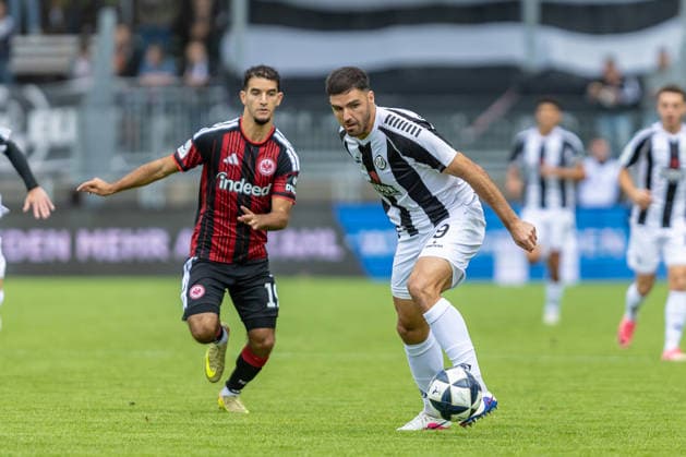 Zweikampf Michael Kleinschrodt (VfR Aalen, 09) George Didoss (Eintracht Frankfurt II, 19) Mimik Zunge Fokus Blick, GER, VfR Aalen vs. SG Eintracht Frankfurt II, Fussball, Herren, Regionalliga Suedwest, 3. Spieltag, Spielzeit 2026 2027, 22.08.2026, DFL DFB REGULATIONS PROHIBIT ANY USE OF PHOTOGRAPHS AS IMAGE SEQUENCES AND OR QUASI-VIDEO, GER, VfR Aalen vs. SG Eintracht Frankfurt II, Fussball, Herren, Regionalliga Suedwest, 3. Spieltag, Spielzeit 2026 2027, 22.08.2026 Aalen *** Tackle: Michael Kleinschrodt (VfR Aalen), 09 George Didoss (Eintracht Frankfurt II), 19 Facial expression, tongue, focus, gaze, GER, VfR Aalen vs. SG Eintracht Frankfurt II, Soccer, Men’s, Regionalliga Southwest, Matchday 3, 2026–2027 Season, August 22, 2026, DFL and DFB regulations prohibit any use of photographs as image sequences and or quasi-video, GER, VfR Aalen vs. SG Eintracht Frankfurt II, Soccer, Men’s, Regionalliga Southwest, Matchday 3, 2026–2027 Season, August 22, 2026, Aalen Copyright: xEibner-Pressefoto JanixPlessx EP_JPL
