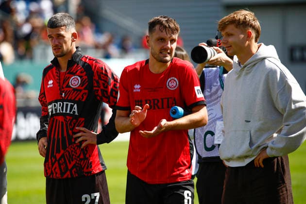 22.08.2026, xavx, Fussball DFB Pokal 1.Runde, SV Wehen Wiesbaden - Bayer 04 Leverkusen v.l. Jordy Gillekens (SV Wehen Wiesbaden), Gino Fechner (SV Wehen Wiesbaden) enttaeuscht, enttaeuscht schauend, dissapointed Wiesbaden *** August 22, 2026, xavx, Soccer DFB Cup 1st Round, SV Wehen Wiesbaden vs. Bayer 04 Leverkusen, Jordy Gillekens (SV Wehen Wiesbaden), Gino Fechner (SV Wehen Wiesbaden) looks disappointed, disappointed Wiesbaden