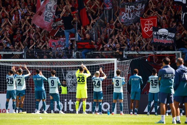 22.08.2026, xavx, Fussball DFB Pokal 1.Runde, SV Wehen Wiesbaden - Bayer 04 Leverkusen v.l. Die Mannschaft Spieler von Bayer 04 Leverkusen feiern vor ihren Fans Wiesbaden *** August 22, 2026, xavx, Soccer, DFB Cup First Round, SV Wehen Wiesbaden vs. Bayer 04 Leverkusen – The Bayer 04 Leverkusen players celebrate in front of their fans in Wiesbaden