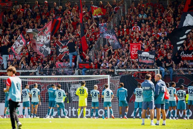 22.08.2026, xavx, Fussball DFB Pokal 1.Runde, SV Wehen Wiesbaden - Bayer 04 Leverkusen v.l. Die Mannschaft Spieler von Bayer 04 Leverkusen feiern vor ihren Fans Wiesbaden *** August 22, 2026, xavx, Soccer, DFB Cup First Round, SV Wehen Wiesbaden vs. Bayer 04 Leverkusen – The Bayer 04 Leverkusen players celebrate in front of their fans in Wiesbaden