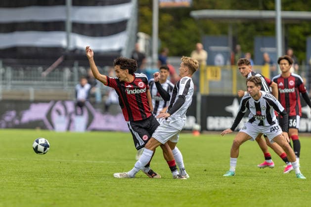 Harter Zweikampf Ebu Bekir Is (Eintracht Frankfurt II, 06) Benjamin Kindsvater (VfR Aalen, 11) Gianluca Gaudino (VfR Aalen, 46) blickt gespannt zu, GER, VfR Aalen vs. SG Eintracht Frankfurt II, Fussball, Herren, Regionalliga Suedwest, 3. Spieltag, Spielzeit 2026 2027, 22.08.2026, DFL DFB REGULATIONS PROHIBIT ANY USE OF PHOTOGRAPHS AS IMAGE SEQUENCES AND OR QUASI-VIDEO, GER, VfR Aalen vs. SG Eintracht Frankfurt II, Fussball, Herren, Regionalliga Suedwest, 3. Spieltag, Spielzeit 2026 2027, 22.08.2026 Aalen *** A fierce tackle: Ebu Bekir of Eintracht Frankfurt II, 06 Benjamin Kindsvater of VfR Aalen, and 11 Gianluca Gaudino of VfR Aalen, 46, watches intently, GER, VfR Aalen vs. SG Eintracht Frankfurt II, Soccer, Men’s, Regionalliga Southwest, Matchday 3, 2026–2027 Season, August 22, 2026, DFL and DFB regulations prohibit any use of photographs as image sequences and or quasi-video, GER, VfR Aalen vs. SG Eintracht Frankfurt II, soccer, men’s, Regionalliga Southwest, Matchday 3, 2026–2027 season, August 22, 2026, Aalen Copyright: xEibner-Pressefoto JanixPlessx EP_JPL