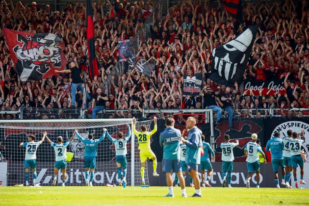 22.08.2026, xavx, Fussball DFB Pokal 1.Runde, SV Wehen Wiesbaden - Bayer 04 Leverkusen v.l. Die Mannschaft Spieler von Bayer 04 Leverkusen feiern vor ihren Fans Wiesbaden *** August 22, 2026, xavx, Soccer, DFB Cup First Round, SV Wehen Wiesbaden vs. Bayer 04 Leverkusen – The Bayer 04 Leverkusen players celebrate in front of their fans in Wiesbaden
