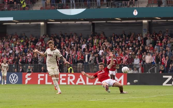 Fußball, Herren, Saison 2026 2027, DFB-Pokal (1. Runde), FC Energie Cottbus - FC Augsburg, v. l. Kristijan Jakic (FC Augsburg) erzielt das Tor zum 0:2 gegen Axel Borgmann (Energie Cottbus), 22.08.2026, *** Soccer, Men s, 2026–2027 Season, DFB Cup First Round, FC Energie Cottbus vs. FC Augsburg; from left: Kristijan Jakic of FC Augsburg scores the goal to make it 0–2 against Axel Borgmann of Energie Cottbus, August 22, 2026, Copyright: xMatthiasxKochx