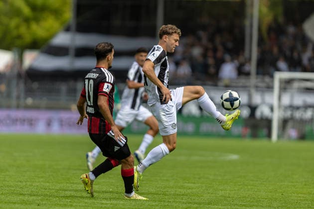 Dynamischer Zweikampf David Groezinger (VfR Aalen, 21) George Didoss (Eintracht Frankfurt II, 19) Volley Annahme, GER, VfR Aalen vs. SG Eintracht Frankfurt II, Fussball, Herren, Regionalliga Suedwest, 3. Spieltag, Spielzeit 2026 2027, 22.08.2026, DFL DFB REGULATIONS PROHIBIT ANY USE OF PHOTOGRAPHS AS IMAGE SEQUENCES AND OR QUASI-VIDEO, GER, VfR Aalen vs. SG Eintracht Frankfurt II, Fussball, Herren, Regionalliga Suedwest, 3. Spieltag, Spielzeit 2026 2027, 22.08.2026 Aalen *** Dynamic Tackle: David Groezinger (VfR Aalen), 21; George Didoss (Eintracht Frankfurt II), 19; Volley, GER, VfR Aalen vs. SG Eintracht Frankfurt II, Soccer, Men’s, Regionalliga Southwest, Matchday 3, 2026–2027 Season, August 22, 2026, DFL and DFB regulations prohibit any use of photographs as image sequences and or quasi-video, GER, VfR Aalen vs. SG Eintracht Frankfurt II, Soccer, Men’s, Regionalliga Southwest, Matchday 3, 2026–2027 Season, August 22, 2026, Aalen Copyright: xEibner-Pressefoto JanixPlessx EP_JPL