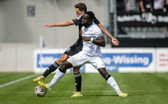 Fussball, Saison 2026 2027, Regionalliga West, 22.08.2026, 04. Spieltag, Herren, 1.FC Bocholt (schwarz) vs. SV Roedinghausen (weiss) v.l.: Lennar Garlipp (1.FC Bocholt), Jeff Amoah Mensah (SV Roedinghausen), Bocholt Stadion am Huenting Deutschland *** Soccer, 2026–2027 Season, Regionalliga West, August 22, 2026, Matchday 4, Men s, 1 FC Bocholt (black) vs. SV Roedinghausen (white), referee: Lennar Garlipp, 1 FC Bocholt, Jeff Amoah Mensah, SV Roedinghausen, Bocholt Stadion am Huenting, Germany 260822_fb_1fc-bocholt_sv-roedinghausen_57805