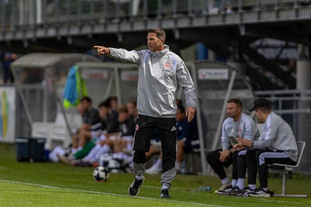 Patrick Gloeckner (Eintracht Frankfurt II, Chef-Trainer) gibt Anweisungen am Rand, GER, VfR Aalen vs. SG Eintracht Frankfurt II, Fussball, Herren, Regionalliga Suedwest, 3. Spieltag, Spielzeit 2026 2027, 22.08.2026, DFL DFB REGULATIONS PROHIBIT ANY USE OF PHOTOGRAPHS AS IMAGE SEQUENCES AND OR QUASI-VIDEO, GER, VfR Aalen vs. SG Eintracht Frankfurt II, Fussball, Herren, Regionalliga Suedwest, 3. Spieltag, Spielzeit 2026 2027, 22.08.2026 Aalen *** Patrick Gloeckner, head coach of Eintracht Frankfurt II, gives instructions from the sidelines, GER, VfR Aalen vs. SG Eintracht Frankfurt II, soccer, men s, Regionalliga Southwest, Matchday 3, 2026–2027 season, August 22, 2026, DFL and DFB regulations prohibit any use of photographs as image sequences and or quasi-video, GER, VfR Aalen vs. SG Eintracht Frankfurt II, soccer, men’s, Regionalliga Southwest, Matchday 3, 2026–2027 season, August 22, 2026, Aalen Copyright: xEibner-Pressefoto JanixPlessx EP_JPL