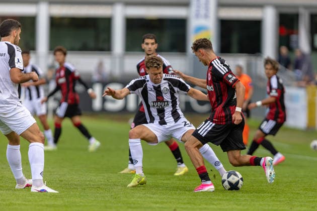 Harter Zweikampf David Groezinger (VfR Aalen, 21) Jonas Bauer (Eintracht Frankfurt II, 10), GER, VfR Aalen vs. SG Eintracht Frankfurt II, Fussball, Herren, Regionalliga Suedwest, 3. Spieltag, Spielzeit 2026 2027, 22.08.2026, DFL DFB REGULATIONS PROHIBIT ANY USE OF PHOTOGRAPHS AS IMAGE SEQUENCES AND OR QUASI-VIDEO, GER, VfR Aalen vs. SG Eintracht Frankfurt II, Fussball, Herren, Regionalliga Suedwest, 3. Spieltag, Spielzeit 2026 2027, 22.08.2026 Aalen *** Tough tackle: David Groezinger (VfR Aalen), 21, vs. Jonas Bauer (Eintracht Frankfurt II), 10, GER, VfR Aalen vs. SG Eintracht Frankfurt II, Soccer, Men s, Regionalliga Southwest, Matchday 3, 2026–2027 Season, August 22, 2026, DFL and DFB regulations prohibit any use of photographs as image sequences and or quasi-video, GER, VfR Aalen vs. SG Eintracht Frankfurt II, Soccer, Men’s, Regionalliga Southwest, Matchday 3, 2026–2027 Season, August 22, 2026, Aalen Copyright: xEibner-Pressefoto JanixPlessx EP_JPL