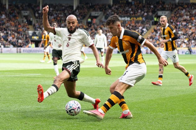 Hull City v Manchester United, ManU Premier League Ryan Giles of Hull City with a cross ahead of Noussair Mazraoui of Manchester United during the Premier League match between Hull City and Manchester United at the MKM Stadium, Hull. 22 08 2026 UK Newspapers OUT Copyright: xMattxWilkinsonx FIL-23804-0135