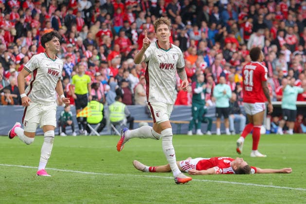 22.08.2026, xtgx, Fussball - DFB Pokal 1.Runde Energie Cottbus - FC Augsburg emspor, v.l. Jubel nach dem 0:2 durch Kristijan Jakic (Augsburg, 17) (DFL DFB REGULATIONS PROHIBIT ANY USE OF PHOTOGRAPHS as IMAGE SEQUENCES and or QUASI-VIDEO) Cottbus *** August 22, 2026, xtgx, Soccer DFB Cup First Round: Energie Cottbus vs. FC Augsburg (emspor), from left: Celebrations after Kristijan Jakic’s 0–2 goal for Augsburg, 17 DFL and DFB regulations prohibit any use of photographs as image sequences and or quasi-video, Cottbus