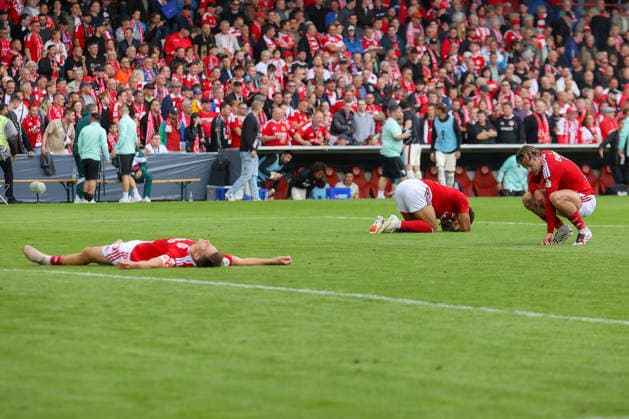 22.08.2026, xtgx, Fussball - DFB Pokal 1.Runde Energie Cottbus - FC Augsburg emspor, v.l. Cottbus enttaeuscht, schaut enttaeuscht, niedergeschlagen, disappointed (DFL DFB REGULATIONS PROHIBIT ANY USE OF PHOTOGRAPHS as IMAGE SEQUENCES and or QUASI-VIDEO) Cottbus *** August 22, 2026, xtgx, Soccer, DFB Cup, First Round: Energie Cottbus vs. FC Augsburg, emspor, from left: Cottbus is disappointed; looks disappointed, dejected, disappointed. DFL and DFB regulations prohibit any use of photographs as image sequences and or quasi-video. Cottbus