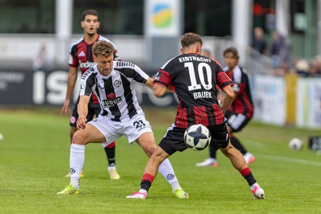Harter Zweikampf David Groezinger (VfR Aalen, 21) Jonas Bauer (Eintracht Frankfurt II, 10), GER, VfR Aalen vs. SG Eintracht Frankfurt II, Fussball, Herren, Regionalliga Suedwest, 3. Spieltag, Spielzeit 2026 2027, 22.08.2026, DFL DFB REGULATIONS PROHIBIT ANY USE OF PHOTOGRAPHS AS IMAGE SEQUENCES AND OR QUASI-VIDEO, GER, VfR Aalen vs. SG Eintracht Frankfurt II, Fussball, Herren, Regionalliga Suedwest, 3. Spieltag, Spielzeit 2026 2027, 22.08.2026 Aalen *** Tough tackle: David Groezinger (VfR Aalen), 21, vs. Jonas Bauer (Eintracht Frankfurt II), 10, GER, VfR Aalen vs. SG Eintracht Frankfurt II, Soccer, Men’s, Regionalliga Southwest, Matchday 3, 2026–2027 Season, August 22, 2026, DFL and DFB regulations prohibit any use of photographs as image sequences and or quasi-video, GER, VfR Aalen vs. SG Eintracht Frankfurt II, Soccer, Men’s, Regionalliga Southwest, Matchday 3, 2026–2027 Season, August 22, 2026, Aalen Copyright: xEibner-Pressefoto JanixPlessx EP_JPL