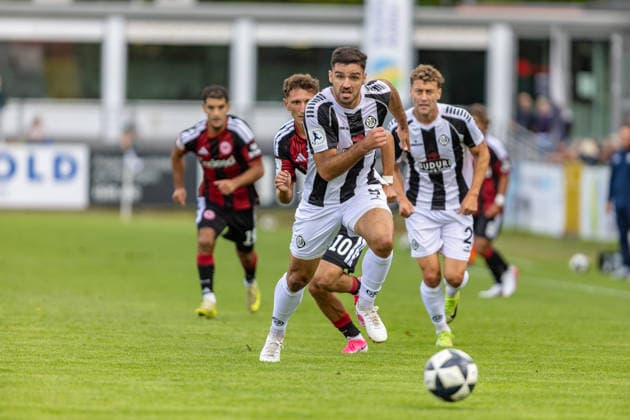 Michael Kleinschrodt (VfR Aalen, 09) dynamisch Ball im Blick dahinter Jonas Bauer (Eintracht Frankfurt II, 10) Niklas Scheller (Eintracht Frankfurt II, 21), GER, VfR Aalen vs. SG Eintracht Frankfurt II, Fussball, Herren, Regionalliga Suedwest, 3. Spieltag, Spielzeit 2026 2027, 22.08.2026, DFL DFB REGULATIONS PROHIBIT ANY USE OF PHOTOGRAPHS AS IMAGE SEQUENCES AND OR QUASI-VIDEO, GER, VfR Aalen vs. SG Eintracht Frankfurt II, Fussball, Herren, Regionalliga Suedwest, 3. Spieltag, Spielzeit 2026 2027, 22.08.2026 Aalen *** Michael Kleinschrodt, VfR Aalen, 09, dynamic, eyes on the ball; behind him, Jonas Bauer, Eintracht Frankfurt II, 10; Niklas Scheller, Eintracht Frankfurt II, 21, GER, VfR Aalen vs. SG Eintracht Frankfurt II, Soccer, Men’s, Regionalliga Southwest, Matchday 3, 2026–2027 Season, August 22, 2026, DFL and DFB regulations prohibit any use of photographs as image sequences and or quasi-video, GER, VfR Aalen vs. SG Eintracht Frankfurt II, Soccer, Men’s, Regionalliga Southwest, Matchday 3, 2026–2027 Season, August 22, 2026, Aalen Copyright: xEibner-Pressefoto JanixPlessx EP_JPL
