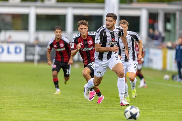 Michael Kleinschrodt (VfR Aalen, 09) dynamisch Ball im Blick dahinter Jonas Bauer (Eintracht Frankfurt II, 10) Niklas Scheller (Eintracht Frankfurt II, 21), GER, VfR Aalen vs. SG Eintracht Frankfurt II, Fussball, Herren, Regionalliga Suedwest, 3. Spieltag, Spielzeit 2026 2027, 22.08.2026, DFL DFB REGULATIONS PROHIBIT ANY USE OF PHOTOGRAPHS AS IMAGE SEQUENCES AND OR QUASI-VIDEO, GER, VfR Aalen vs. SG Eintracht Frankfurt II, Fussball, Herren, Regionalliga Suedwest, 3. Spieltag, Spielzeit 2026 2027, 22.08.2026 Aalen *** Michael Kleinschrodt, VfR Aalen, 09, dynamic, eyes on the ball; behind him, Jonas Bauer, Eintracht Frankfurt II, 10; Niklas Scheller, Eintracht Frankfurt II, 21, GER, VfR Aalen vs. SG Eintracht Frankfurt II, Soccer, Men’s, Regionalliga Southwest, Matchday 3, 2026–2027 Season, August 22, 2026, DFL and DFB regulations prohibit any use of photographs as image sequences and or quasi-video, GER, VfR Aalen vs. SG Eintracht Frankfurt II, Soccer, Men’s, Regionalliga Southwest, Matchday 3, 2026–2027 Season, August 22, 2026, Aalen Copyright: xEibner-Pressefoto JanixPlessx EP_JPL
