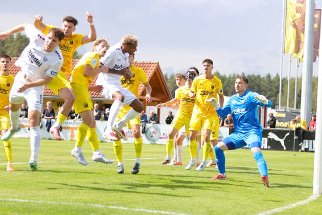 22.08.2026, Herren, Fussball, Regionalliga Bayern, Saison 2026 2027, 5. Spieltag: DJK Vilzing - FC Schweinfurt 05 Beide Mannschaften im Kampf um den Ball Vilzing Manfred-Zollner-Stadion Bayern Deutschland *** August 22, 2026, Men s Soccer, Bavarian Regional League, 2026–2027 Season, Matchday 5: DJK Vilzing vs. FC Schweinfurt 05. Both teams battle for the ball at Vilzing s Manfred Zollner Stadium, Bavaria, Germany