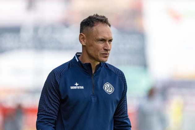 Freisteller Beniamino Molinari (VfR Aalen, Chef-Trainer) seitlich Fokus Mimik, GER, VfR Aalen vs. SG Eintracht Frankfurt II, Fussball, Herren, Regionalliga Suedwest, 3. Spieltag, Spielzeit 2026 2027, 22.08.2026, DFL DFB REGULATIONS PROHIBIT ANY USE OF PHOTOGRAPHS AS IMAGE SEQUENCES AND OR QUASI-VIDEO, GER, VfR Aalen vs. SG Eintracht Frankfurt II, Fussball, Herren, Regionalliga Suedwest, 3. Spieltag, Spielzeit 2026 2027, 22.08.2026 Aalen *** Close-up of Beniamino Molinari (VfR Aalen), head coach, side view focusing on facial expression, GER, VfR Aalen vs. SG Eintracht Frankfurt II, soccer, men’s, Regionalliga Southwest, Matchday 3, 2026–2027 season, August 22, 2026, DFL and DFB regulations prohibit any use of photographs as image sequences and or quasi-video, GER, VfR Aalen vs. SG Eintracht Frankfurt II, soccer, men’s, Regionalliga Southwest, Matchday 3, 2026–2027 season, August 22, 2026, Aalen Copyright: xEibner-Pressefoto JanixPlessx EP_JPL