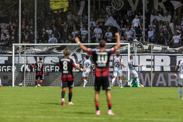 Torchance zum 0:2 Ball prallt vom Pfosten George Didoss (Eintracht Frankfurt II, 19) Ali Odabas (VfR Aalen, 17) David Groezinger (VfR Aalen, 21) Jonas Bauer (Eintracht Frankfurt II, 10) jubelt schon, GER, VfR Aalen vs. SG Eintracht Frankfurt II, Fussball, Herren, Regionalliga Suedwest, 3. Spieltag, Spielzeit 2026 2027, 22.08.2026, DFL DFB REGULATIONS PROHIBIT ANY USE OF PHOTOGRAPHS AS IMAGE SEQUENCES AND OR QUASI-VIDEO, GER, VfR Aalen vs. SG Eintracht Frankfurt II, Fussball, Herren, Regionalliga Suedwest, 3. Spieltag, Spielzeit 2026 2027, 22.08.2026 Aalen *** Scoring chance to make it 0–2; the ball ricochets off the post. George Didoss (Eintracht Frankfurt II), 19; Ali Odabas (VfR Aalen), 17; David Groezinger (VfR Aalen), 21; Jonas Bauer (Eintracht Frankfurt II), 10, is already celebrating. GER, VfR Aalen vs. SG Eintracht Frankfurt II, Soccer, Men’s, Regionalliga Southwest, Matchday 3, 2026–2027 Season, August 22, 2026, DFL and DFB regulations prohibit any use of photographs as image sequences and or quasi-video, GER, VfR Aalen vs. SG Eintracht Frankfurt II, soccer, men’s, Regionalliga Southwest, Matchday 3, 2026–2027 season, August 22, 2026, Aalen Copyright: xEibner-Pressefoto JanixPlessx EP_JPL