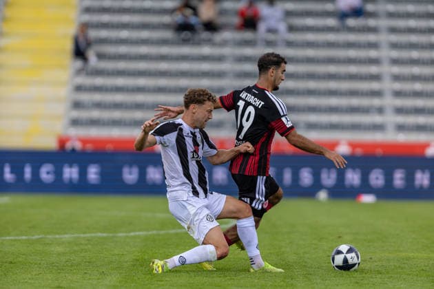 Harter Zweikampf David Groezinger (VfR Aalen, 21) George Didoss (Eintracht Frankfurt II, 19) Graetsche von hinten, GER, VfR Aalen vs. SG Eintracht Frankfurt II, Fussball, Herren, Regionalliga Suedwest, 3. Spieltag, Spielzeit 2026 2027, 22.08.2026, DFL DFB REGULATIONS PROHIBIT ANY USE OF PHOTOGRAPHS AS IMAGE SEQUENCES AND OR QUASI-VIDEO, GER, VfR Aalen vs. SG Eintracht Frankfurt II, Fussball, Herren, Regionalliga Suedwest, 3. Spieltag, Spielzeit 2026 2027, 22.08.2026 Aalen *** Fierce tackle: David Groezinger (VfR Aalen), 21, George Didoss (Eintracht Frankfurt II), 19, Graetsche from behind, GER, VfR Aalen vs. SG Eintracht Frankfurt II, Soccer, Men’s, Regionalliga Southwest, Matchday 3, 2026–2027 Season, August 22, 2026, DFL and DFB regulations prohibit any use of photographs as image sequences and or quasi-video, GER, VfR Aalen vs. SG Eintracht Frankfurt II, Soccer, Men’s, Regionalliga Southwest, Matchday 3, 2026–2027 Season, August 22, 2026, Aalen Copyright: xEibner-Pressefoto JanixPlessx EP_JPL
