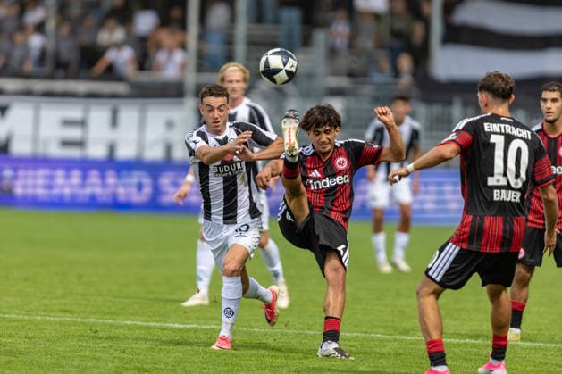 Dynamischer Zweikampf Emre Kahriman (VfR Aalen, 10) Ebu Bekir Is (Eintracht Frankfurt II, 06) spielt Ball akrobatisch daneben Jonas Bauer (Eintracht Frankfurt II, 10), GER, VfR Aalen vs. SG Eintracht Frankfurt II, Fussball, Herren, Regionalliga Suedwest, 3. Spieltag, Spielzeit 2026 2027, 22.08.2026, DFL DFB REGULATIONS PROHIBIT ANY USE OF PHOTOGRAPHS AS IMAGE SEQUENCES AND OR QUASI-VIDEO, GER, VfR Aalen vs. SG Eintracht Frankfurt II, Fussball, Herren, Regionalliga Suedwest, 3. Spieltag, Spielzeit 2026 2027, 22.08.2026 Aalen *** Dynamic tackle: Emre Kahriman (VfR Aalen), 10, against Ebu Bekir (Eintracht Frankfurt II), 06, who acrobatically misses the ball; Jonas Bauer (Eintracht Frankfurt II), 10, GER, VfR Aalen vs. SG Eintracht Frankfurt II, Soccer, Men’s, Regionalliga Southwest, Matchday 3, 2026–2027 Season, August 22, 2026, DFL and DFB regulations prohibit any use of photographs as image sequences and or quasi-video, GER, VfR Aalen vs. SG Eintracht Frankfurt II, soccer, men’s, Regionalliga Southwest, Matchday 3, 2026–2027 season, August 22, 2026, Aalen Copyright: xEibner-Pressefoto JanixPlessx EP_JPL