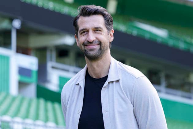 Geschaeftsfuehrer Jonas Boldt (Hannover 96) lacht waehrend des Spiels des DFB-Pokals zwischen SV Hemelingen und Hannover 96, Weserstadion am 22. August 2026 in Bremen, Deutschland. (Foto von Marco Steinbrenner DeFodi Images) +++ Geschaeftsfuehrer Sport Jonas Boldt (Hannover 96) smiles during the DFB-Pokal match between SV Hemelingen and Hannover 96t at Weserstadion on August 22, 2026 in Bremen, Germany. (Photo by Marco Steinbrenner DeFodi Images) (Photo by Marco Steinbrenner DeFodi Images) - *** Jonas Boldt, Sports Director of Hannover 96, smiles during the DFB Cup match between SV Hemelingen and Hannover 96 at Weserstadion on August 22, 2026, in Bremen, Germany Photo by Marco Steinbrenner, DeFodi Images Jonas Boldt, Sports Director of Hannover 96, smiles during the DFB Cup match between SV Hemelingen and Hannover 96 at Weserstadion on August 22, 2026 in Bremen, Germany. Photo by Marco Steinbrenner, DeFodi Images. Photo by Marco Steinbrenner, DeFodi Images