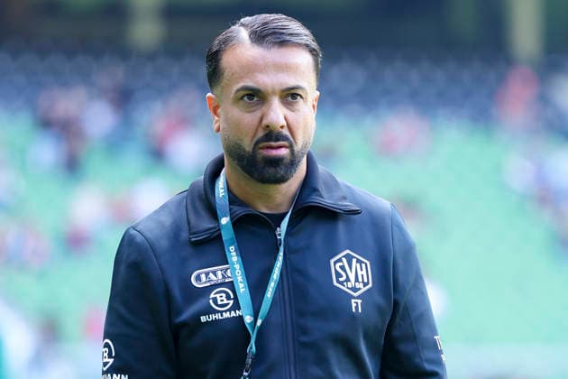 Trainer Feyhat Tuncel (SV Hemelingen) schaut waehrend des Spiels des DFB-Pokals zwischen SV Hemelingen und Hannover 96, Weserstadion am 22. August 2026 in Bremen, Deutschland. (Foto von Marco Steinbrenner DeFodi Images) +++ Trainer Feyhat Tuncel (SV Hemelingen) looks on during the DFB-Pokal match between SV Hemelingen and Hannover 96t at Weserstadion on August 22, 2026 in Bremen, Germany. (Photo by Marco Steinbrenner DeFodi Images) (Photo by Marco Steinbrenner DeFodi Images) - *** Coach Feyhat Tuncel of SV Hemelingen looks on during the DFB Cup match between SV Hemelingen and Hannover 96 at Weserstadion in Bremen on August 22, 2026, Germany. Photo by Marco Steinbrenner, DeFodi Images. Coach Feyhat Tuncel of SV Hemelingen looks on during the DFB Cup match between SV Hemelingen and Hannover 96 at the Weserstadion on August 22, 2026 in Bremen, Germany. Photo by Marco Steinbrenner, DeFodi Images. Photo by Marco Steinbrenner, DeFodi Images.
