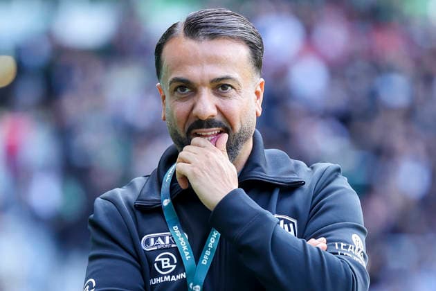 Trainer Feyhat Tuncel (SV Hemelingen) schaut waehrend des Spiels des DFB-Pokals zwischen SV Hemelingen und Hannover 96, Weserstadion am 22. August 2026 in Bremen, Deutschland. (Foto von Marco Steinbrenner DeFodi Images) +++ Trainer Feyhat Tuncel (SV Hemelingen) looks on during the DFB-Pokal match between SV Hemelingen and Hannover 96t at Weserstadion on August 22, 2026 in Bremen, Germany. (Photo by Marco Steinbrenner DeFodi Images) (Photo by Marco Steinbrenner DeFodi Images) - *** Coach Feyhat Tuncel of SV Hemelingen looks on during the DFB Cup match between SV Hemelingen and Hannover 96 at Weserstadion in Bremen on August 22, 2026, Germany. Photo by Marco Steinbrenner, DeFodi Images. Coach Feyhat Tuncel of SV Hemelingen looks on during the DFB Cup match between SV Hemelingen and Hannover 96 at the Weserstadion on August 22, 2026 in Bremen, Germany. Photo by Marco Steinbrenner, DeFodi Images. Photo by Marco Steinbrenner, DeFodi Images.
