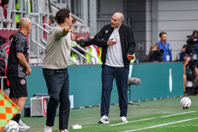 Deutschland: Fussball Saison 2026 2027 , DFB-Pokal Runde 1 1. Runde , SV Wehen Wiesbaden vs. Bayer Leverkusen - Brita-Arena (Wiesbaden) : Daniel Scherning (Trainer, SV Wehen Wiesbaden) Geste, Gestik, Emotion Wiesbaden Brita-Arena Deutschland Germany *** Germany Soccer Season 2026–2027, DFB Cup Round 1, SV Wehen Wiesbaden vs. Bayer Leverkusen, Brita Arena, Wiesbaden, Daniel Scherning (Coach), SV Wehen Wiesbaden, Gestures, Body Language, Emotion, Wiesbaden, Brita Arena, Germany Copyright: xBennetxLongx