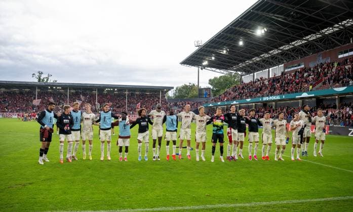 Fußball, Herren, Saison 2026 2027, DFB-Pokal (1. Runde), FC Energie Cottbus - FC Augsburg, Augsburger Jubel nach dem Abpfiff, 22.08.2026, *** Soccer, Men s, 2026–2027 Season, DFB Cup First Round, FC Energie Cottbus vs. FC Augsburg, Augsburg fans celebrating after the final whistle, August 22, 2026, Copyright: xMatthiasxKochx