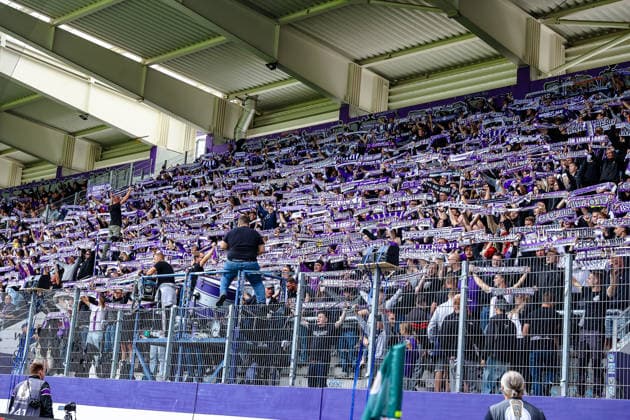 Fanblock von Aue, Fans mit Schals beim Singen der Vereinshymne, FC Erzgebirge Aue vs. TSG Hoffenheim, Fussball, DFB Pokal, 1. Runde, Saison 2026 2027, 22.08.2026,¨ DFL REGULATIONS PROHIBIT ANY USE OF PHOTOGRAPHS AS IMAGE SEQUENCES AND OR QUASI-VIDEO,¨ FC Erzgebirge Aue vs. TSG Hoffenheim, Fussball, DFB Pokal, 1. Runde, Saison 2026 2027, 22.08.2026, Aue *** Aue fan section, fans with scarves singing the club anthem, FC Erzgebirge Aue vs. TSG Hoffenheim, soccer, DFB Cup, 1st round, 2026–2027 season, August 22, 2026, DFL regulations prohibit any use of photographs as image sequences and or quasi-video, FC Erzgebirge Aue vs. TSG Hoffenheim, soccer, DFB Cup, Round 1, 2026–2027 Season, August 22, 2026, Aue Copyright: xEibner-Pressefoto LauraxRoemerx EP_LRR